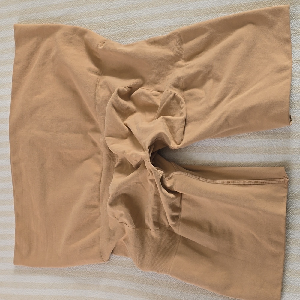 SKIMS Seamless Sculpt Butt Lifting Short Size: 2X Clay - Picture 4 of 9